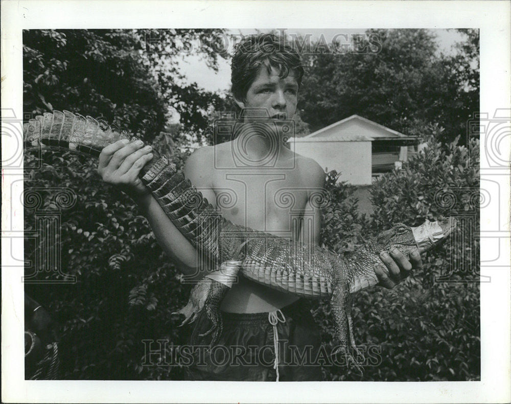 1986 Press Photo Teenager Holding Capture Alligator Clearwater - Historic Images