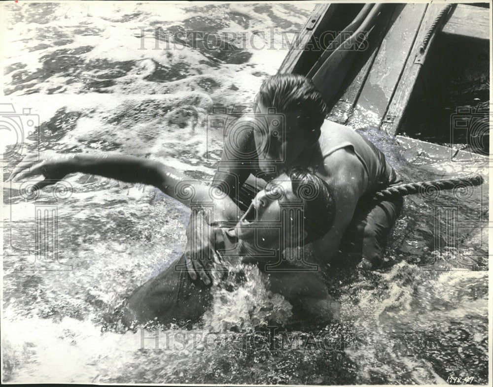 1963 Press Photo Sergeant Robert walker Kirck Douglas War Prisoner Lifeboat - Historic Images