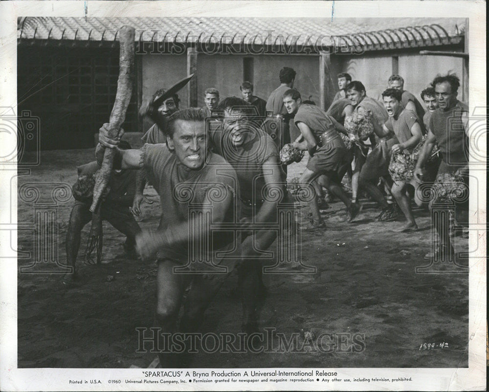 1960 Press Photo Kirk Douglas Actor Spartacus - Historic Images