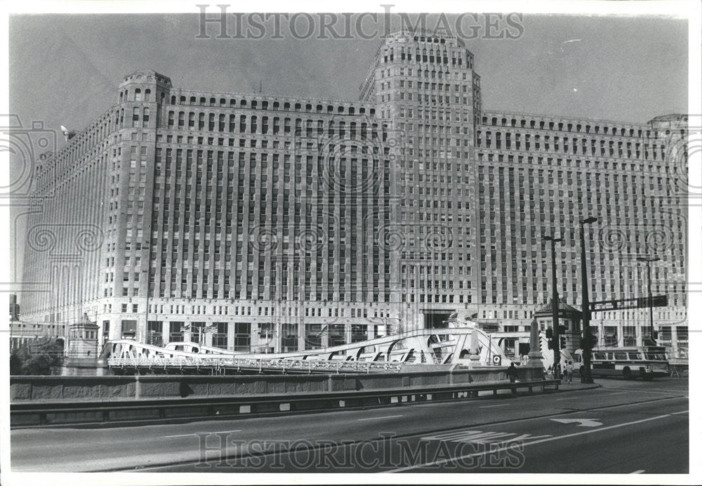 1981 Press Photo Newly Cleaned Merchandise Mart Robert Davis - Historic Images