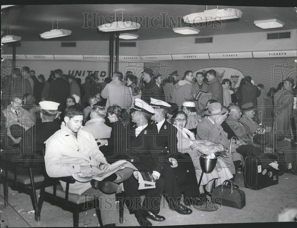 1958 Press Photo Crowed United Airlines Terminal Holiday Travelers Return House - Historic Images