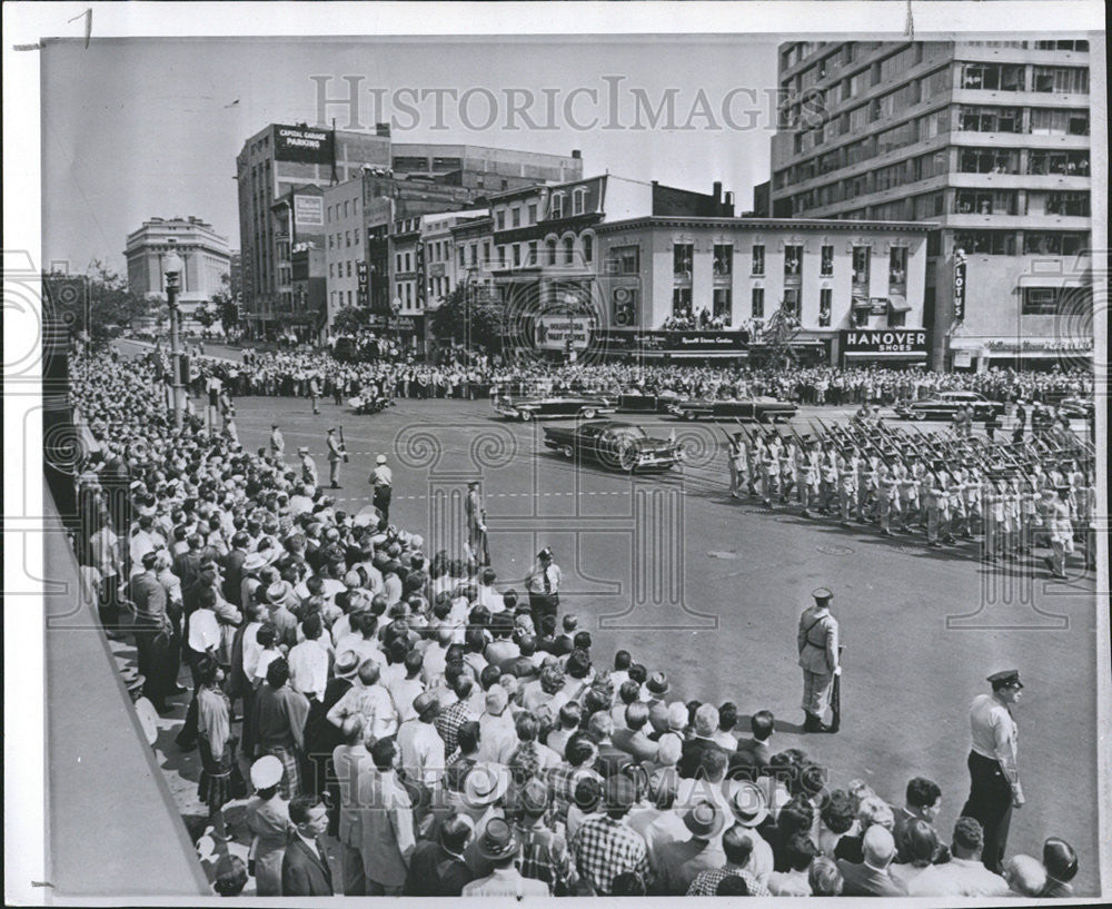 1959 Press Photo People Army Car Parade President - Historic Images