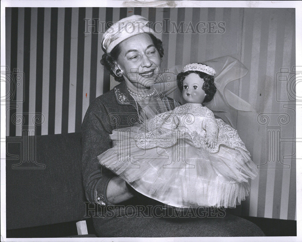 1956 Press Photo Mrs Arthur J Heidt With A Doll - Historic Images