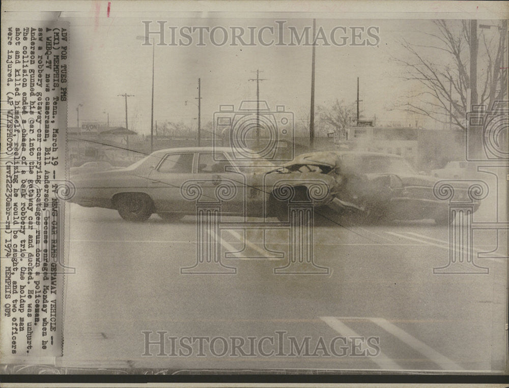 1974 Press Photo TV News Car Rams Getaway Vehicle - Historic Images