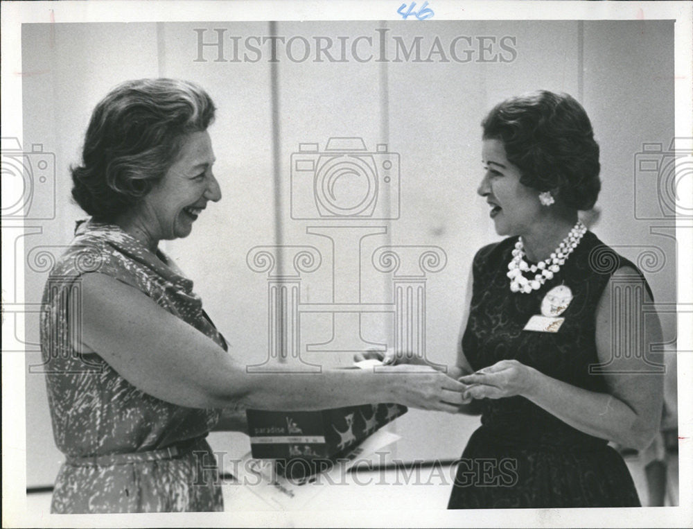 1964 Press Photo Mrs Oscar Abramson Hands Lucille Borden Her Gift Ticket - Historic Images