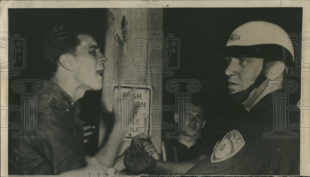 1974 Press Photo Rochester White Youth Policemen Wrist Angry Negores Rioting - Historic Images