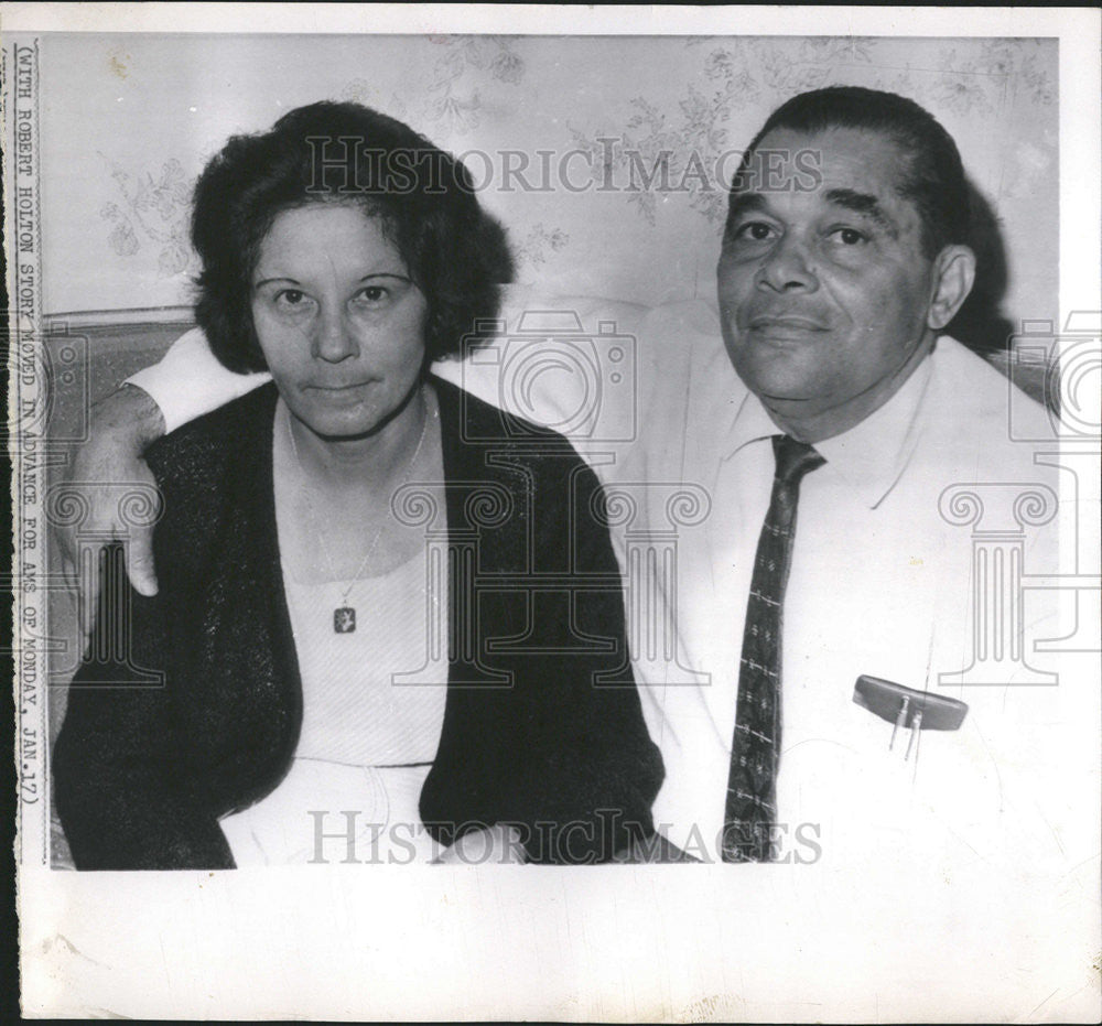 1966 Press Photo Hero Enrique Negron Puerto Rican Grocer Wife Bronx New York - Historic Images