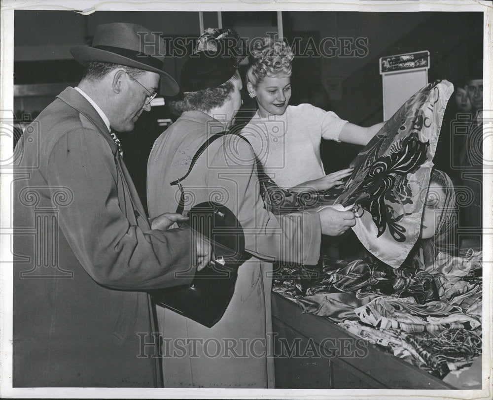 1947 Press Photo Detective chapels Woll Buzzer Feidk Picking Women s Pocketbook - Historic Images