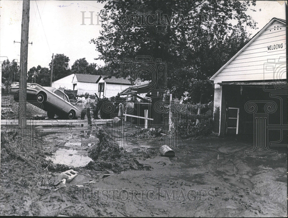 1965 Press Photo William Haines Deep Mud Shuron Alley Haines Door - Historic Images