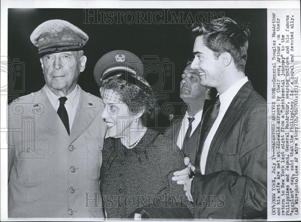 1961 Press Photo MacArthur  General Douglas Wife Son Idle Wild NY Airport - Historic Images