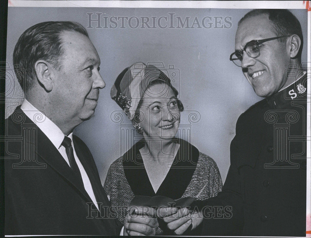 1962 Press Photo Mr. and Mrs. Earl Lambuth Present Check For Salvation Army - Historic Images