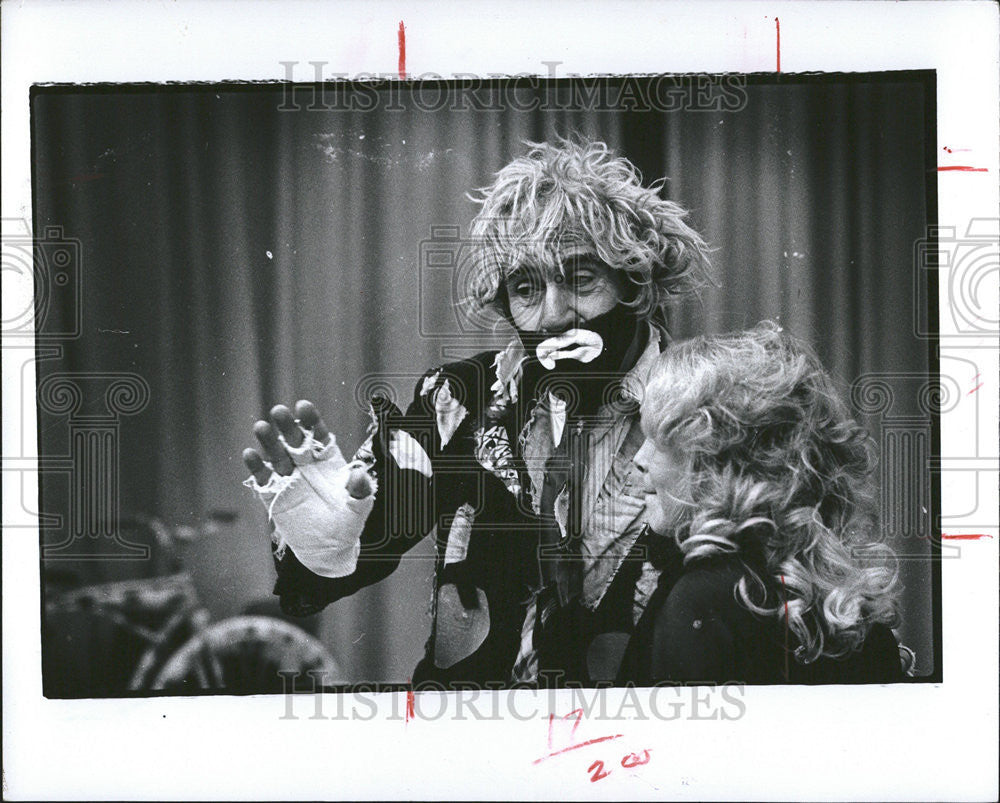 1977 Press Photo Local Salesman Who Performs Free as Clown at Maple Lane Elem. - Historic Images