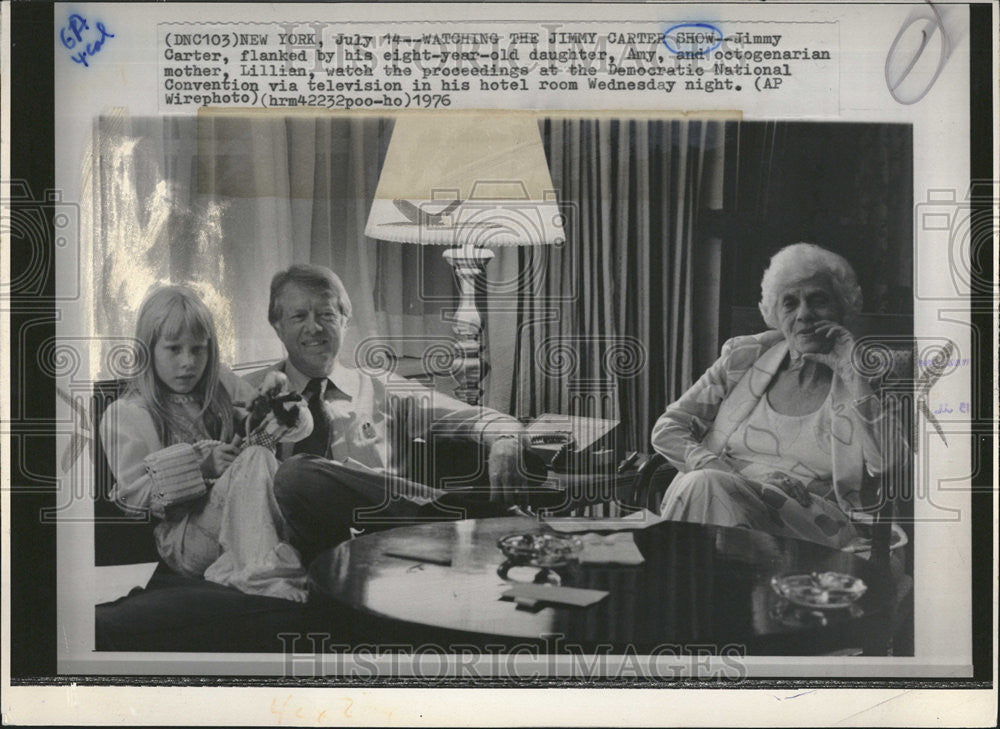 1976 Press Photo Jimmy Carter Watch Democratic Nat&#39;l Convention with Family - Historic Images