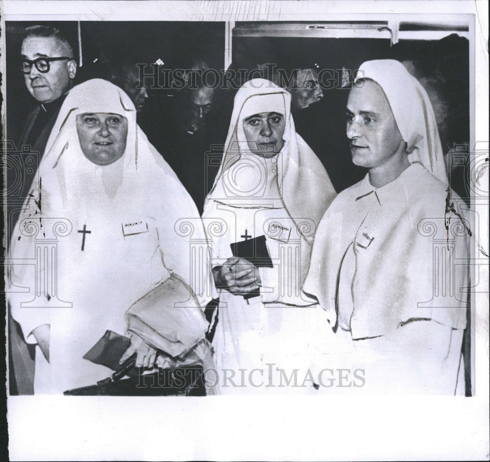 1964 Press Photo Belgian Nuns Deplane In Brussels With Congo Refugees - Historic Images