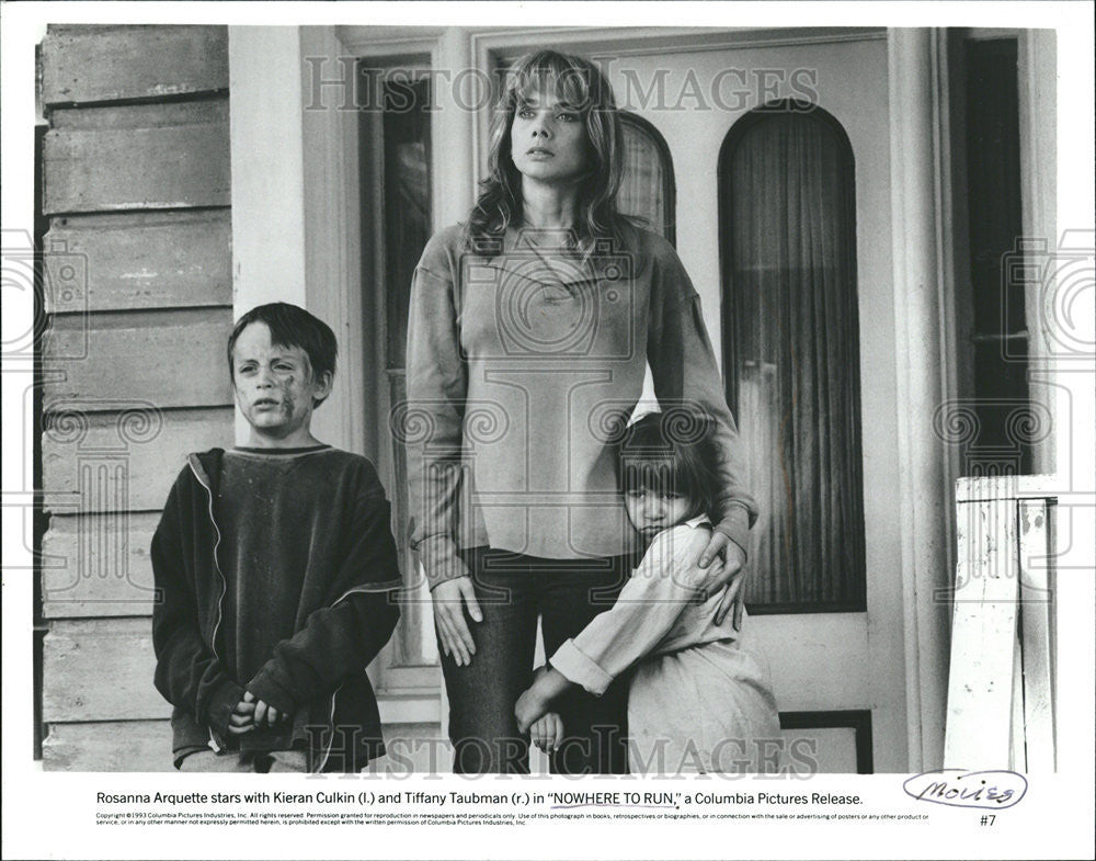 1997 Press Photo Nowhere To Run Film Actors Arquette Culkin Taubman Porch Scared - Historic Images