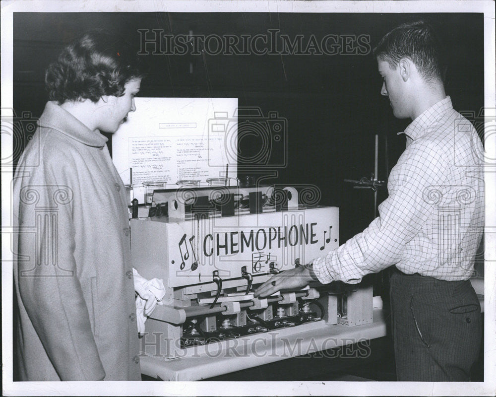 1958 Press Photo David Cooper Exhibit Chemophone Science Children Hoffmann Snap - Historic Images
