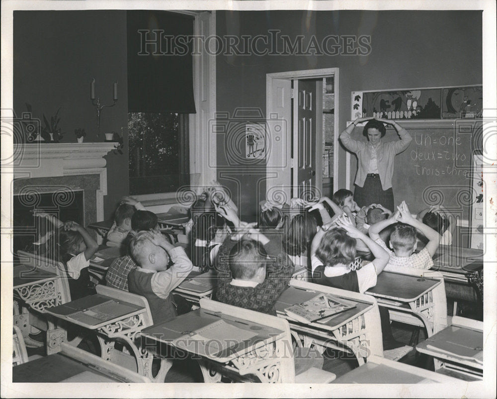 1961 Press Photo Bateman School French instructor Sturlevant lesson Grade pupil - Historic Images