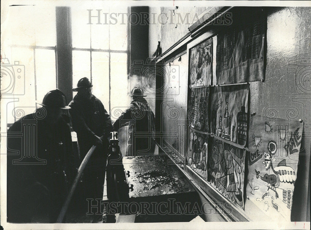 1971 Press Photo Firemen Fight Blaze in an Art Classroom at Austin High School - Historic Images