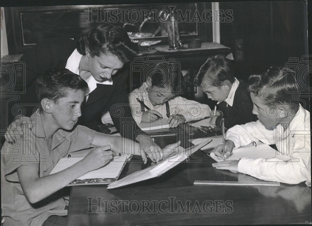 1944 Press Photo Parents Wharton Family Refuse School Transfer to Home School - Historic Images