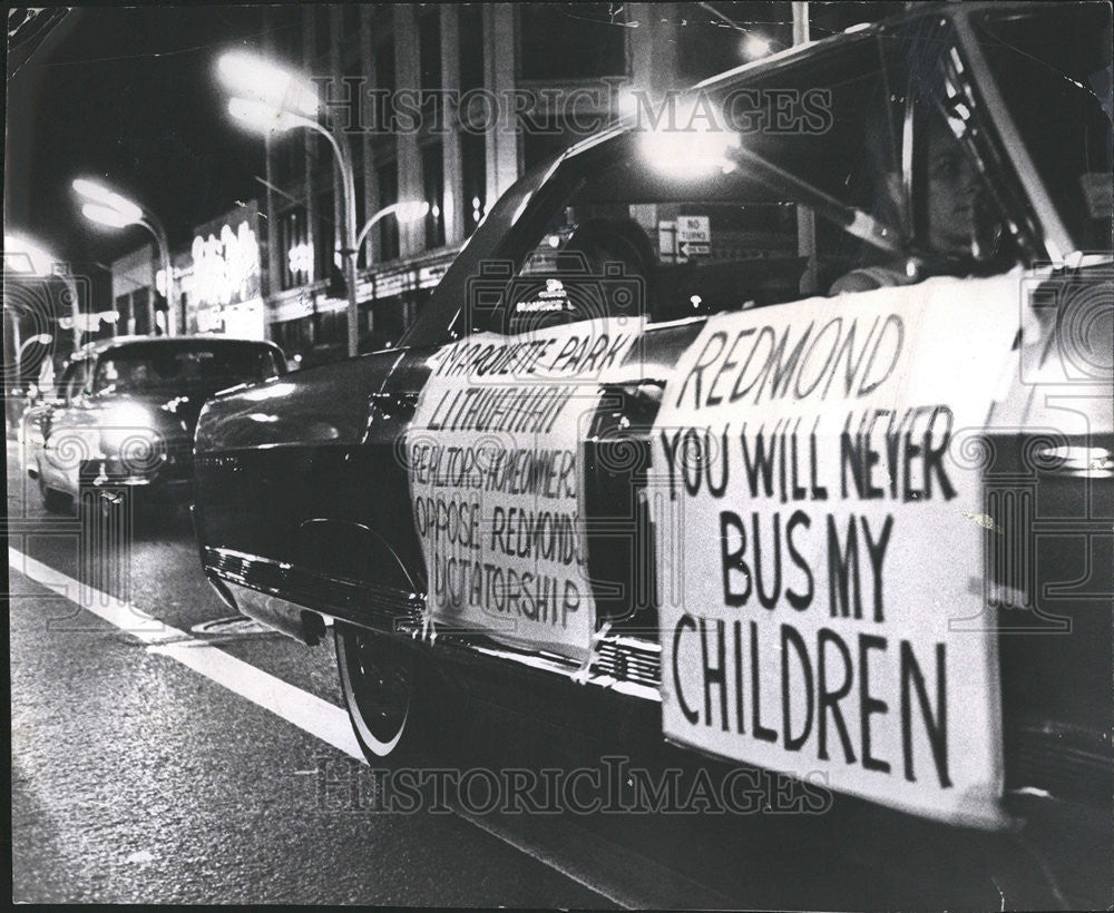 1967 Press Photo Kennedy xway st Redmond Sidewalk Torchlight protest parade - Historic Images