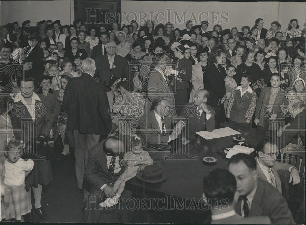 1944 Press Photo Parents children courtroom Superior Judge John Lewe schools - Historic Images