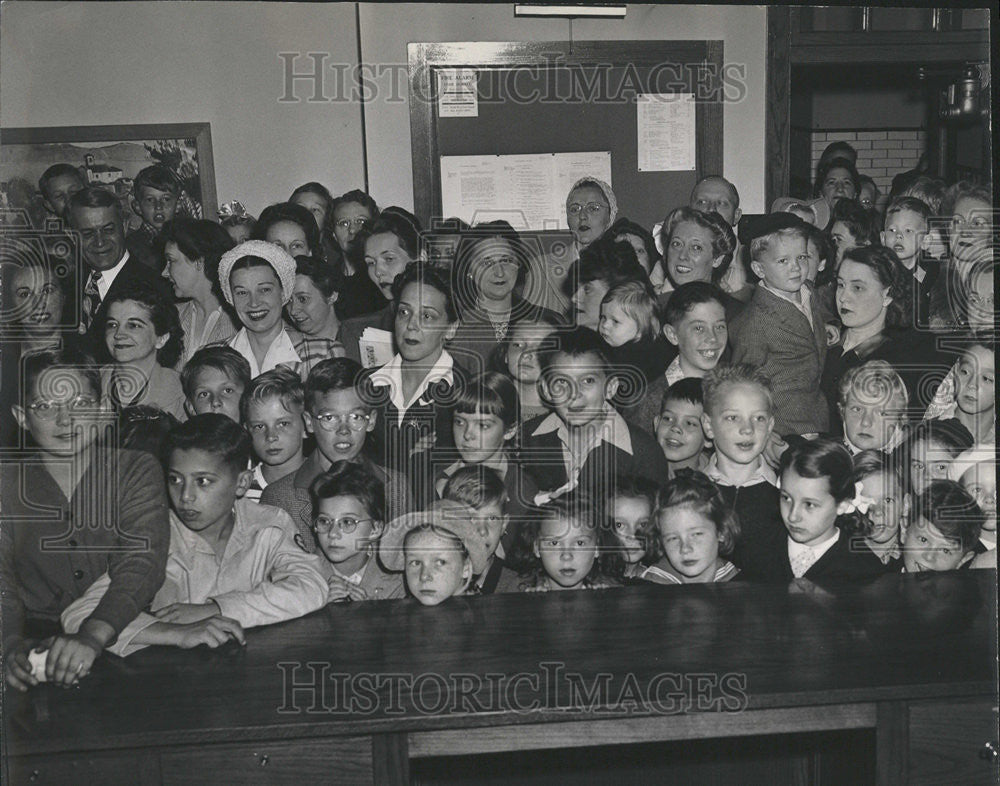 1944 Press Photo public schools parents children march Principal Mildred Rylands - Historic Images