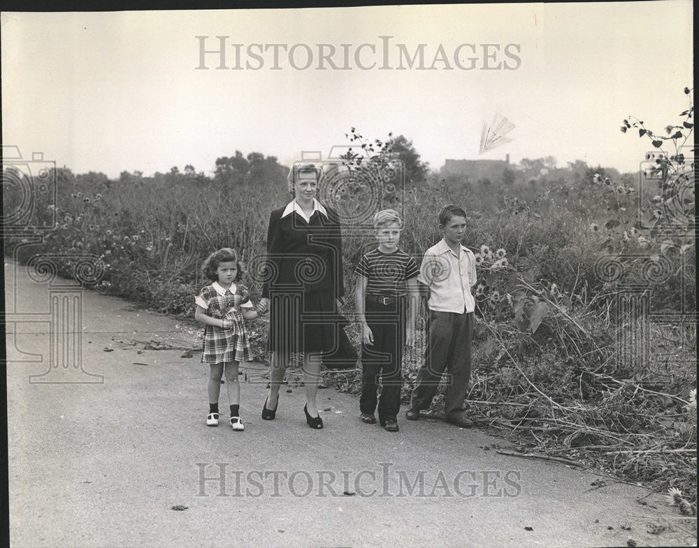 1944 Press Photo Mother Walking Children To Warren School Transferred - Historic Images