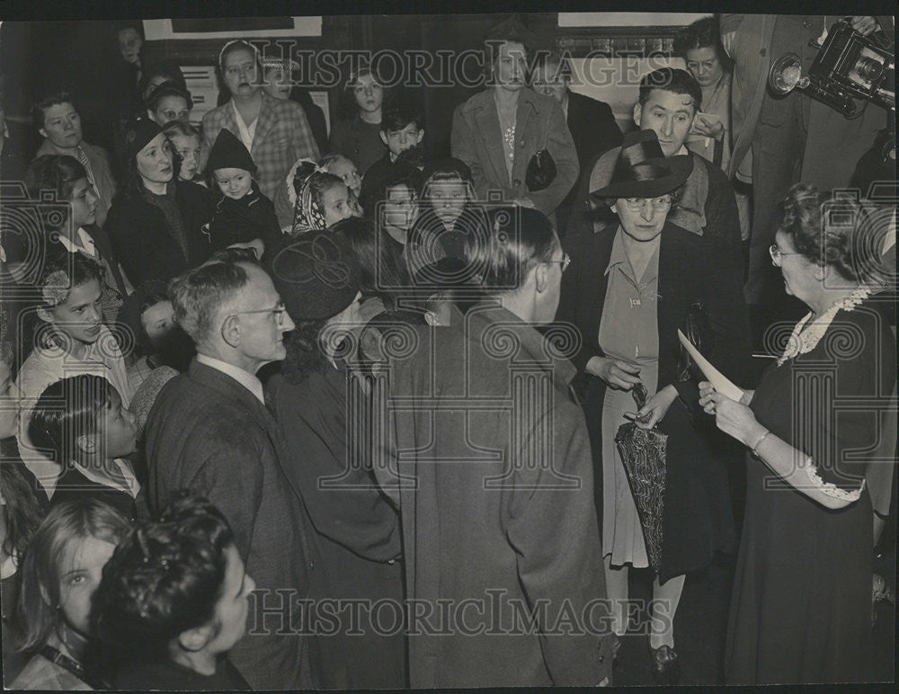 1944 Press Photo Sexton School Principal Crowded By Children Parents No Transfer - Historic Images