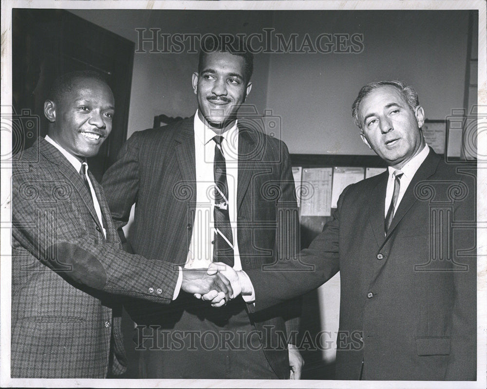 1965 Press Photo Elton Scott Gus Harrison Jack Prison Counselor - Historic Images