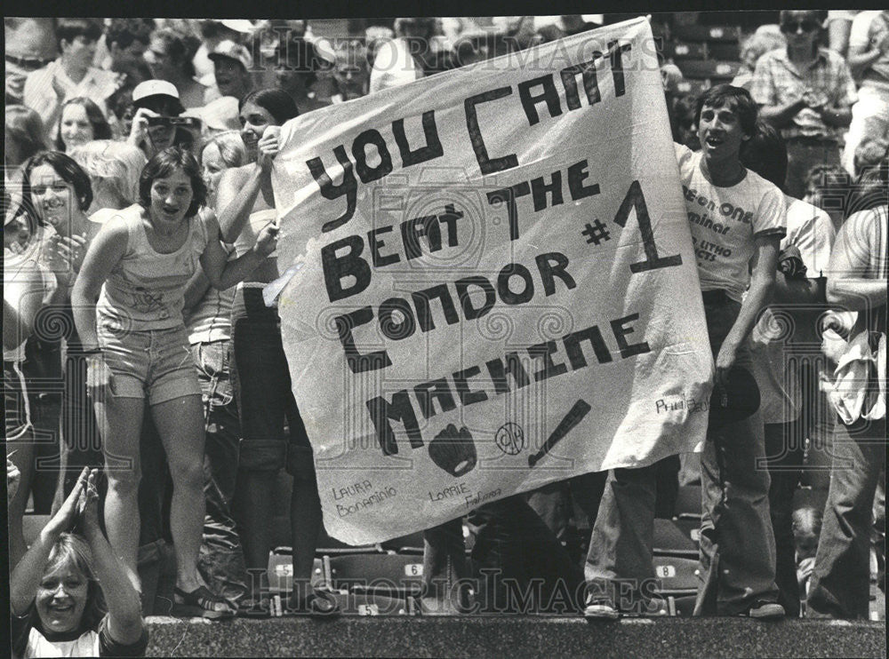 1978 Press Photo Curie High School Fans Holding Banner Wrigley Field - Historic Images