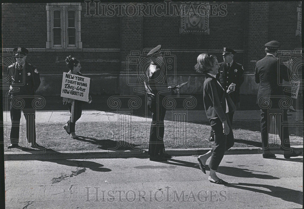 1968 Press Photo Women Picketing Busing Outside School Police Patrolling - Historic Images