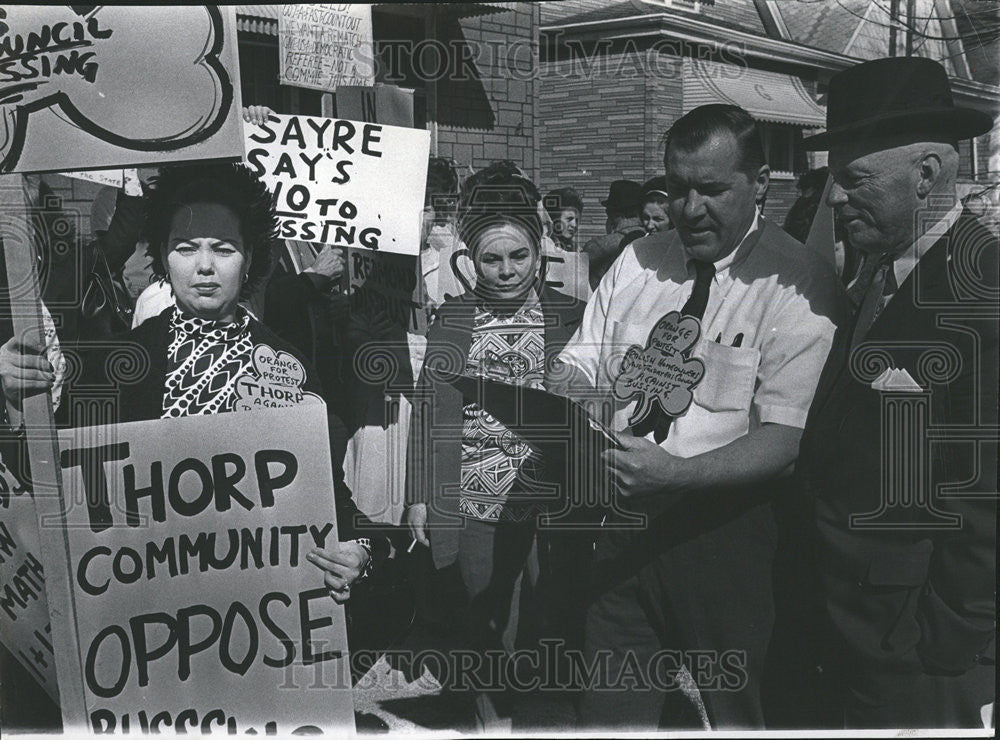 1968 Press Photo Anti-Busing Pickets At Lyon Elementary School - Historic Images