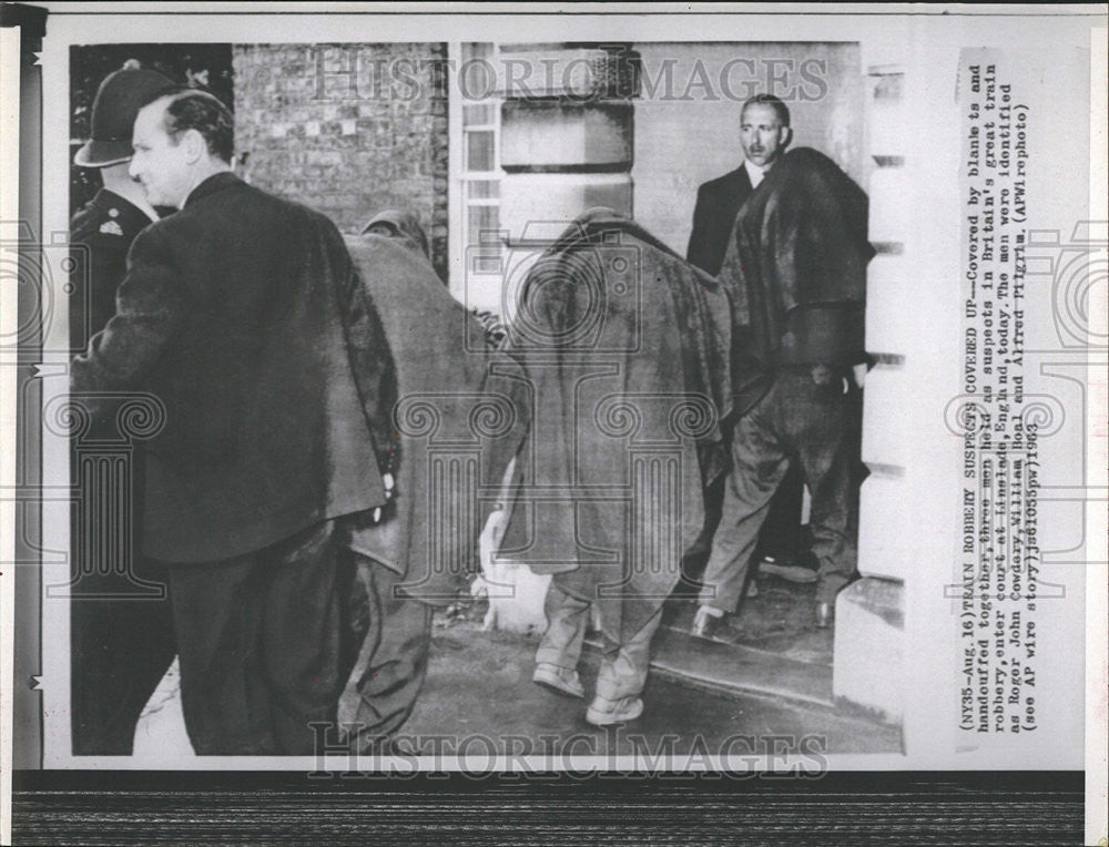 1963 Press Photo Train Robbery Suspects Covered Up Enter Linslade Court - Historic Images