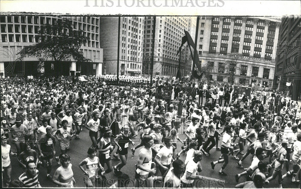 1982 Press Photo Americas Marathon Race Starting Crowd Of Runners Chicago - Historic Images