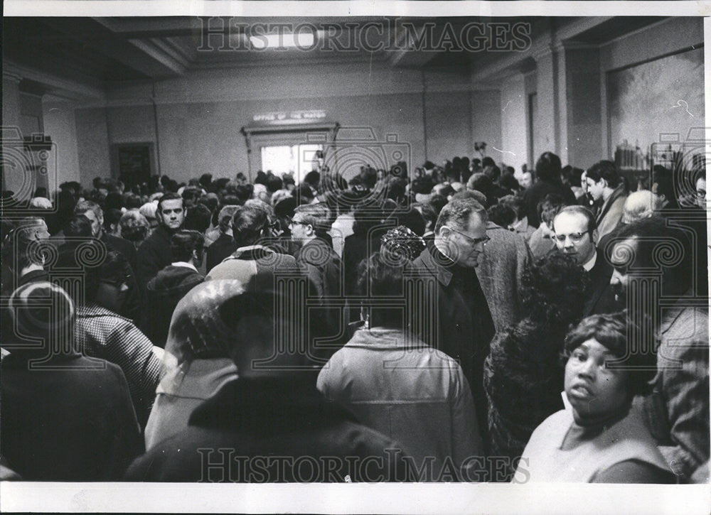 1970 Press Photo Contract Buyers League Disputing Evictions Mayor Office Chicago - Historic Images