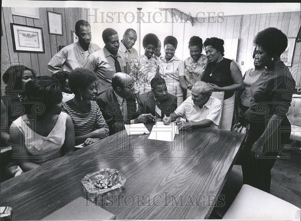 1970 Press Photo Contract Buyers League - Historic Images