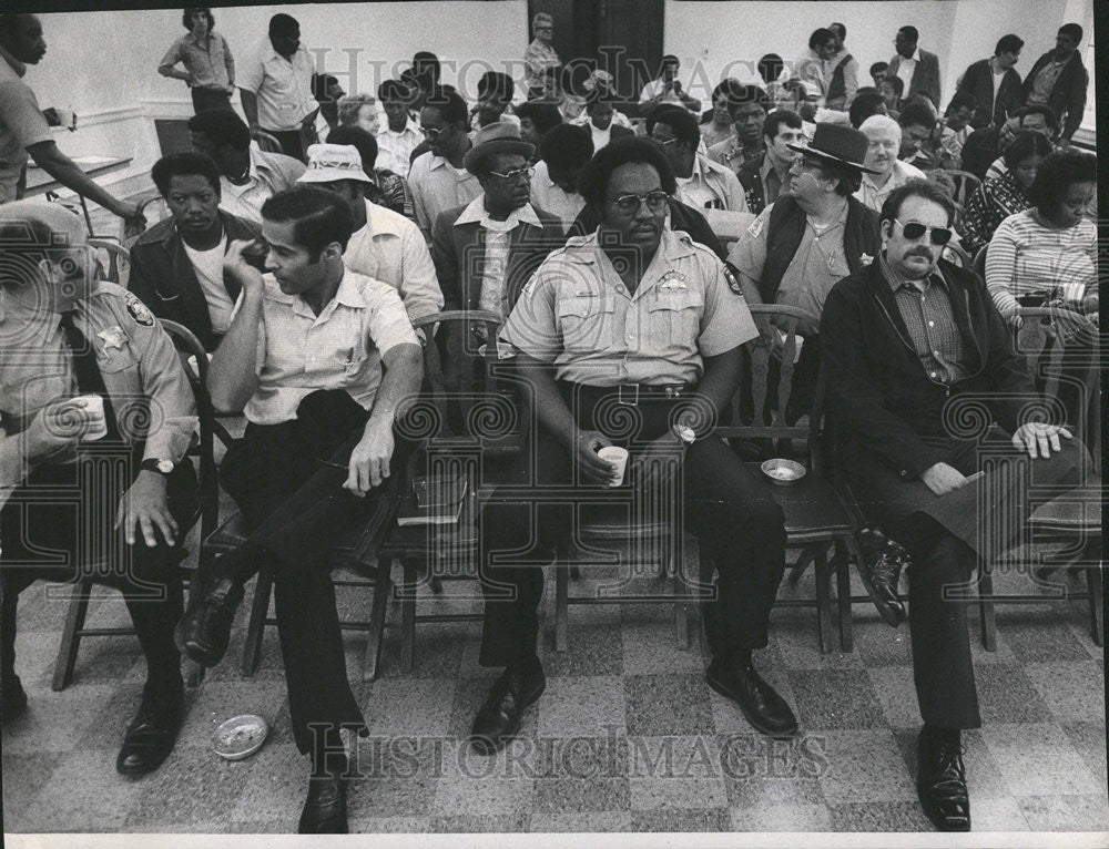1976 Press Photo Cook County Jail Guards Illinois - Historic Images