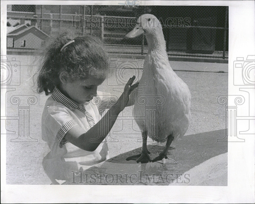 1958 Press Photo Blind Girl Touching Duck Melody Farm Zoo - Historic Images