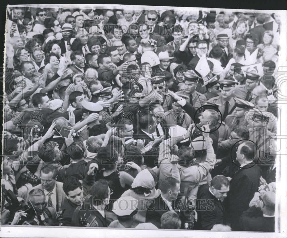 1964 Press Photo Crowd Swarms Nominees Johnson Lyndon Humphrey People - Historic Images