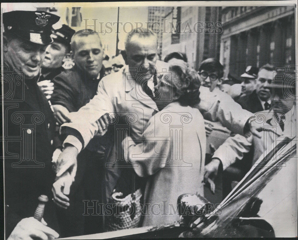 1964 Press Photo Woman Hugging President Johnson Leaving Limousine - Historic Images