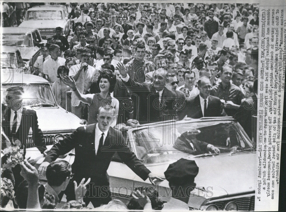 1964 Press Photo President Lyndon Johnson US politician meet crowd attend - Historic Images