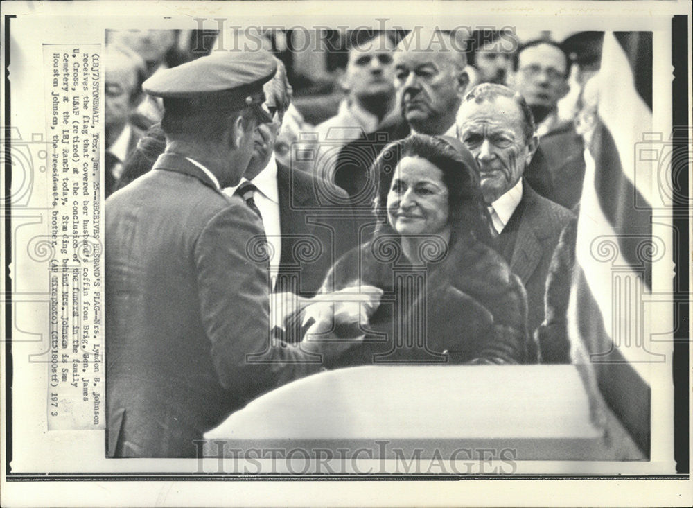 1973 Press Photo Mrs.Lyndon Johnson Brig General James Cross Husbands Flag - Historic Images