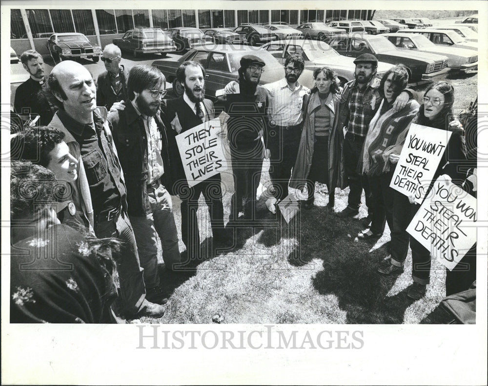 1982 Press Photo Jews Picketing Holocaust Theorist Butz Motel - Historic Images