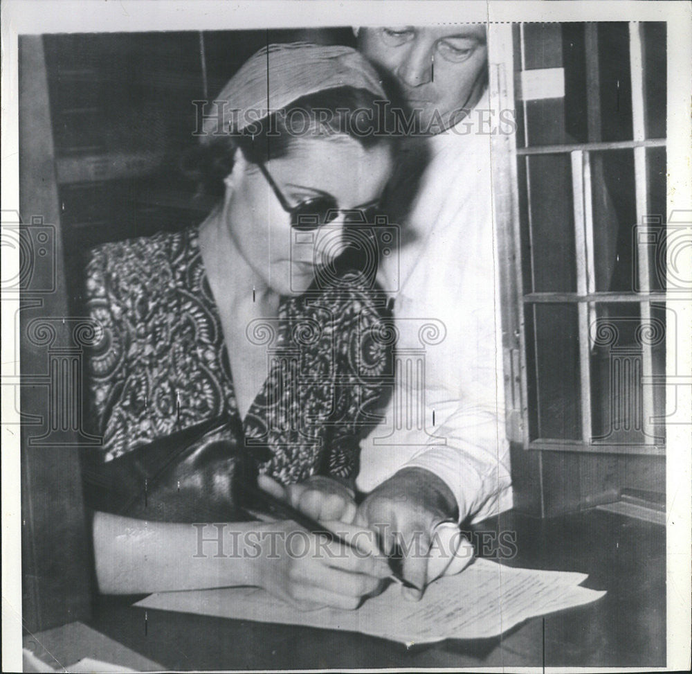 1939 Press Photo Murderer Goddard Victim Collar Signing Grand Jury Testimony - Historic Images