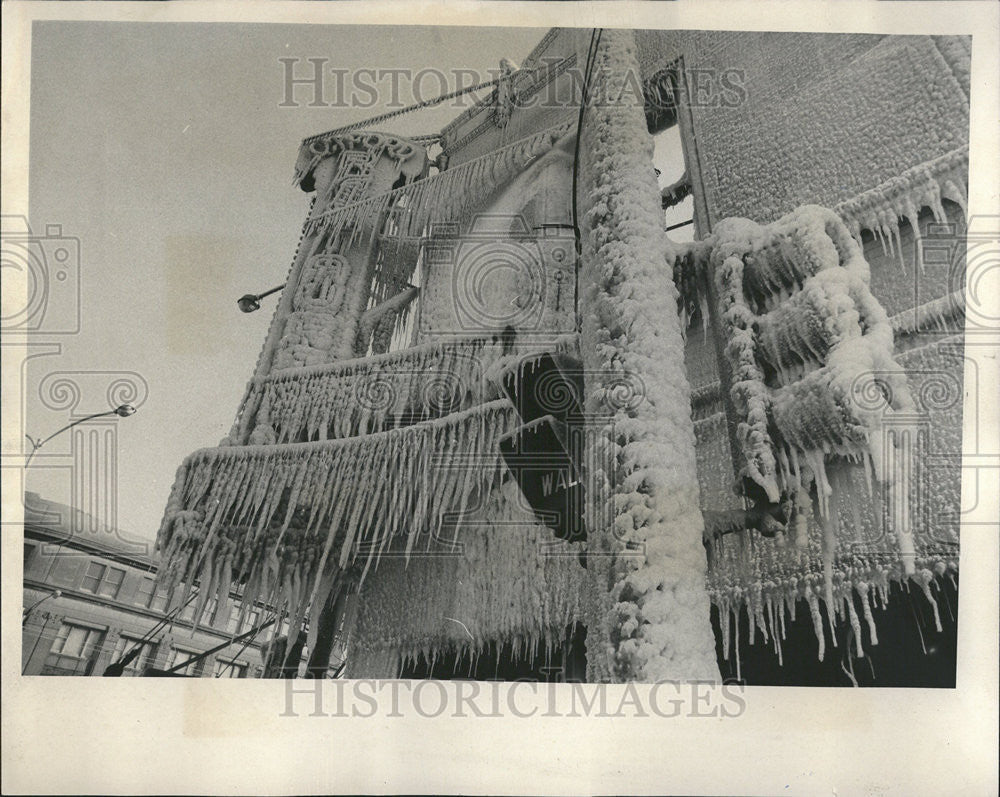 1969 Press Photo Ice Covered Building Chicago After Fire - Historic Images