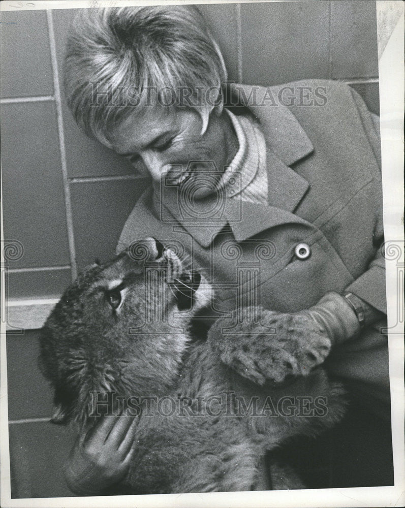 1967 Press Photo Mrs Van Henry Schaack Return Feline House Wednesday Nekoosa - Historic Images