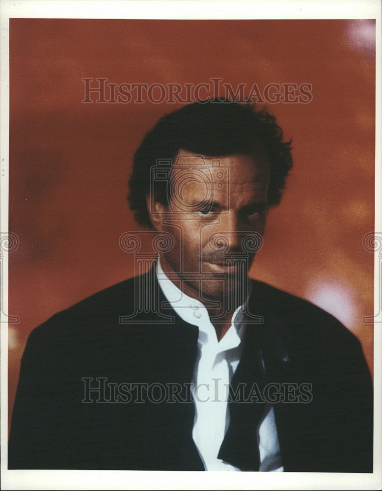 1997 Press Photo Julio Iglesias Spanish Singer - Historic Images