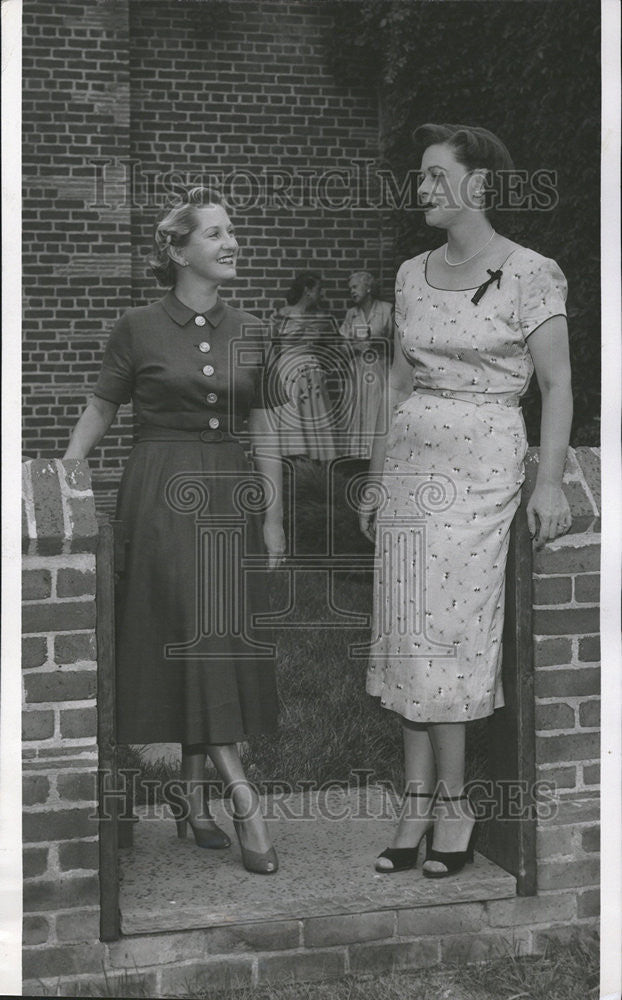 1954 Press Photo Picture of Mrs.Alex Thomson and Davis Moore. - Historic Images