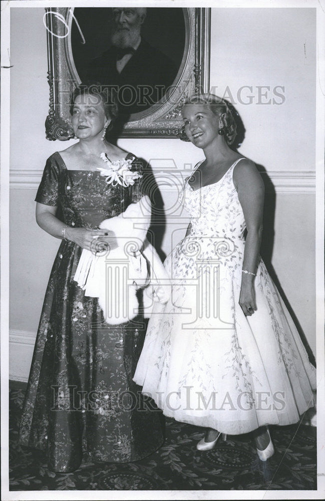 1956 Press Photo Teller house diner Mrs Masan Lewis Mrs Alex Thomson Central - Historic Images