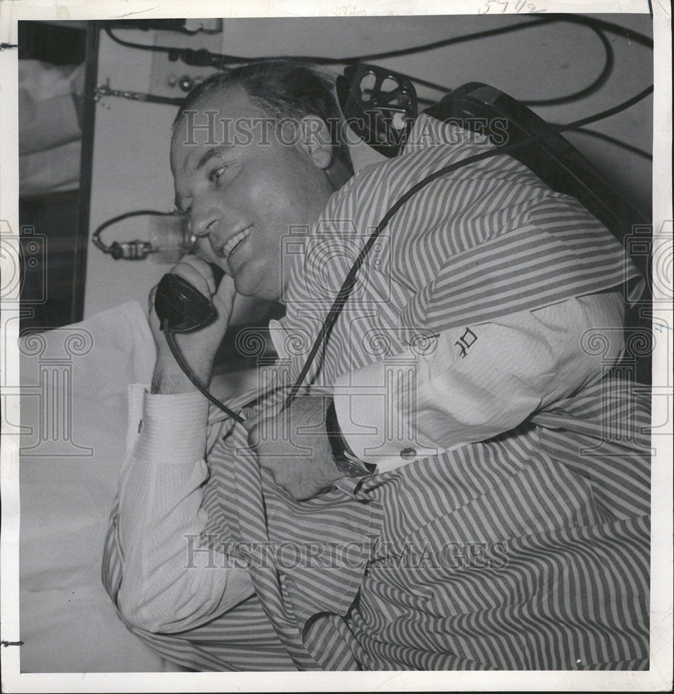 1950 Press Photo Thornton Dan Busy Enough Reporter Posit Ensconce Chair Bert - Historic Images